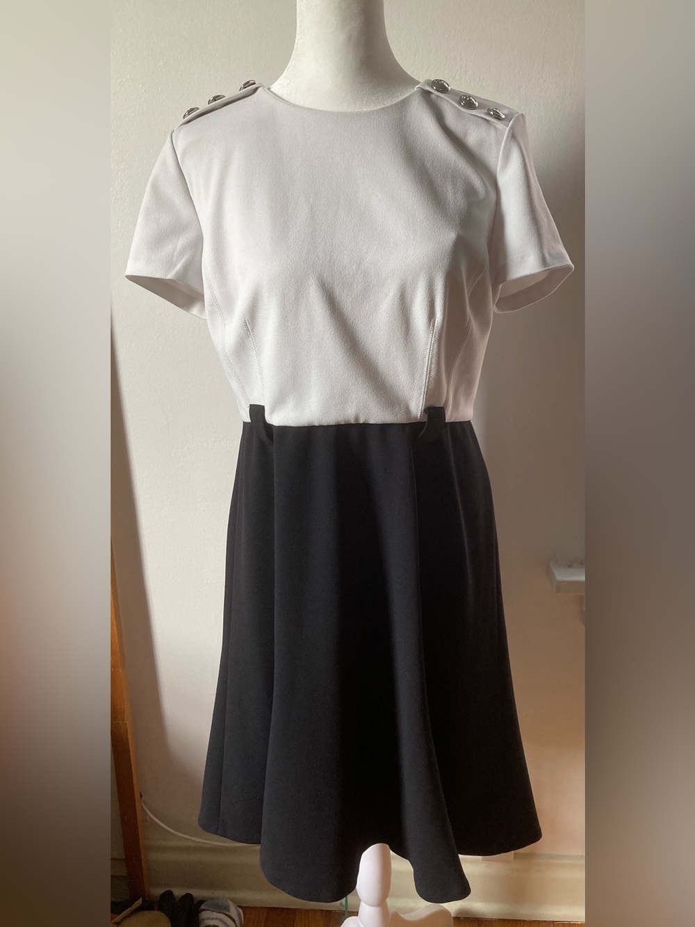 👗 Waist 33” Karl Lagerfeld Scuba Crepe Two-Tone Black and White A-Line Dress